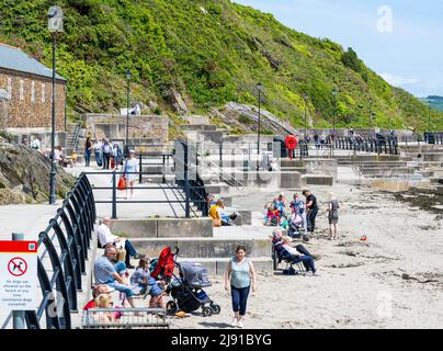 Looe, Cornwall, Royaume-Uni. 19th mai 2022. Météo au Royaume-Uni : un soleil magnifique et un ciel bleu à la station balnéaire de Looe à Cornish cet après-midi. La jolie ville côtière avait l'air parfaite par temps ensoleillé. Credit: Celia McMahon/Alamy Live News Banque D'Images