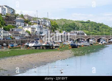 Looe, Cornwall, Royaume-Uni. 19th mai 2022. Météo au Royaume-Uni : un soleil magnifique et un ciel bleu à la station balnéaire de Looe à Cornish cet après-midi. La jolie ville côtière avait l'air parfaite par temps ensoleillé. Credit: Celia McMahon/Alamy Live News Banque D'Images