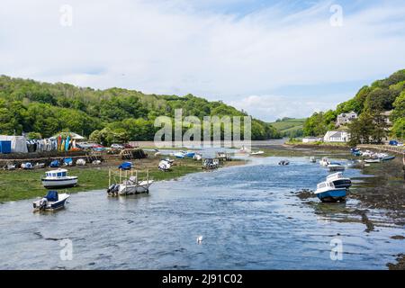 Looe, Cornwall, Royaume-Uni. 19th mai 2022. Météo au Royaume-Uni : un soleil magnifique et un ciel bleu à la station balnéaire de Looe à Cornish cet après-midi. La jolie ville côtière avait l'air parfaite par temps ensoleillé. Credit: Celia McMahon/Alamy Live News Banque D'Images