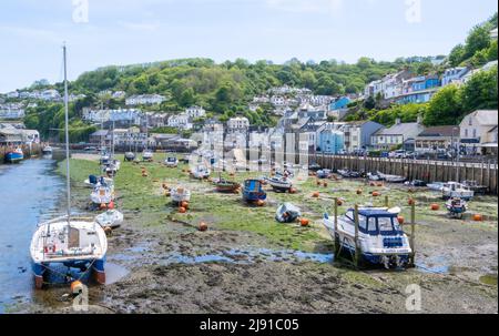 Looe, Cornwall, Royaume-Uni. 19th mai 2022. Météo au Royaume-Uni : un soleil magnifique et un ciel bleu à la station balnéaire de Looe à Cornish cet après-midi. La jolie ville côtière avait l'air parfaite par temps ensoleillé. Credit: Celia McMahon/Alamy Live News Banque D'Images