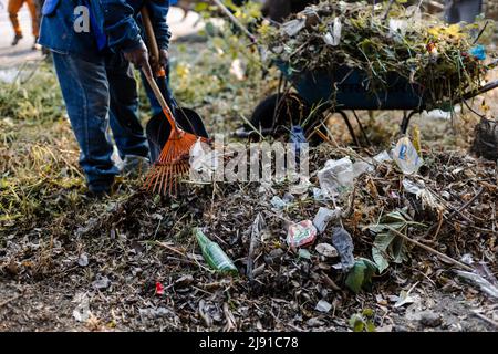 Les voisins effectuent une journée de nettoyage dans un ravin de la ville de Puebla Banque D'Images