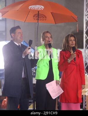 19 mai 2022, New York, New York, États-Unis : les co-hôtes DU spectacle aujourd'hui CARSON DALY, SAVANNAH GUTHRIE et HODA KOTB assistent à la performance de chanteur/musicien HARRY STYLES sous la pluie au spectacle â€˜today€™ qui se tient à Rockefeller Plaza. (Credit image: © Nancy Kaszerman/ZUMA Press Wire) Banque D'Images