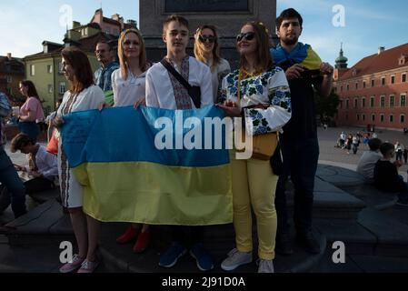 Varsovie, Varsovie, Pologne. 19th mai 2022. Le 19 mai 2022 à Varsovie, Pologne. Célébrée chaque troisième jeudi de mai, la journée Vyshyvanka est une fête internationale qui vise à préserver la tradition populaire originale de créer et de porter des vêtements ukrainiens brodés ethniques appelés vyshyvanka. Cette année, la fête vyshyvanka est célébrée sous le slogan ''Vyshyvanka est l'armure spirituelle des Ukrainiens. L'Ukraine est l'armure du monde (Credit image: © Aleksander Kalka/ZUMA Press Wire) Banque D'Images