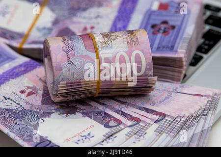 Devise du Qatar Newley a lancé des billets de banque. Riyal Qatari Notes 500 sur fond isolé. Concept commercial et financier Banque D'Images