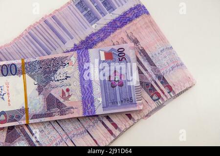 Devise du Qatar Newley a lancé des billets de banque. Riyal Qatari Notes 500 sur fond isolé. Concept commercial et financier Banque D'Images