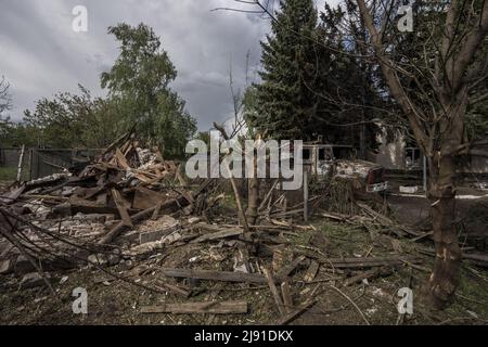 Kharkiv, Ukraine. 19th mai 2022. Un camion de pompiers brûlé se trouve sur le terrain d'une caserne de pompiers après qu'il ait été frappé très tôt ce matin par des bombardements russes à Kharkiv, le mercredi 18 mai 2022. La Finlande et la Suède ont officiellement présenté des demandes d'adhésion à l'alliance militaire de l'OTAN au début de mercredi, mettant fin aux décennies de neutralité militaire des pays nordiques à la suite de la guerre de la Russie en Ukraine. Photo de Ken Cedeno/UPI crédit: UPI/Alay Live News Banque D'Images