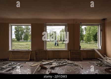 Merefa, Ukraine. 19th mai 2022. Les gens marchent à l'extérieur de l'école secondaire de Merefa, endommagé après que les Russes l'ont bombardé en mars 17, à Merefa, en Ukraine, au sud de Kharkiv, mercredi, 18 mai 2022. La Finlande et la Suède ont officiellement présenté des demandes d'adhésion à l'alliance militaire de l'OTAN au début de mercredi, mettant fin aux décennies de neutralité militaire des pays nordiques à la suite de la guerre de la Russie en Ukraine. Photo de Ken Cedeno/UPI crédit: UPI/Alay Live News Banque D'Images