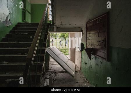 Merefa, Ukraine. 19th mai 2022. Les gens marchent à l'extérieur de l'école secondaire de Merefa, endommagé Mars 17, par les Russes à Merefa, Ukraine, au sud de Kharkiv, mercredi, Mai 18, 2022. La Finlande et la Suède ont officiellement présenté des demandes d'adhésion à l'alliance militaire de l'OTAN au début de mercredi, mettant fin aux décennies de neutralité militaire des pays nordiques à la suite de la guerre de la Russie en Ukraine. Photo de Ken Cedeno/UPI crédit: UPI/Alay Live News Banque D'Images