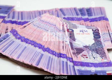 Devise du Qatar Newley a lancé des billets de banque. Riyal Qatari Notes 500 sur fond isolé. Concept commercial et financier Banque D'Images