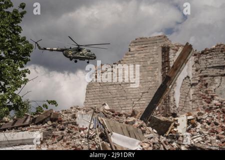 Merefa, Ukraine. 19th mai 2022. Un hélicoptère ukrainien vole par l'école secondaire de Merefa qui a été endommagé après que les Russes l'ont bombardé à Merefa, Ukraine, au sud de Kharkiv, mercredi, mai 18, 2022. La Finlande et la Suède ont officiellement présenté des demandes d'adhésion à l'alliance militaire de l'OTAN au début de mercredi, mettant fin aux décennies de neutralité militaire des pays nordiques à la suite de la guerre de la Russie en Ukraine. Photo de Ken Cedeno/UPI crédit: UPI/Alay Live News Banque D'Images