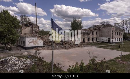 Merefa, Ukraine. 19th mai 2022. Un drapeau ukrainien est vu devant l'école secondaire de Merefa, endommagé après que les Russes l'ont bombardé à Merefa, Ukraine, au sud de Kharkiv, mercredi, mai 18, 2022. La Finlande et la Suède ont officiellement présenté des demandes d'adhésion à l'alliance militaire de l'OTAN au début de mercredi, mettant fin aux décennies de neutralité militaire des pays nordiques à la suite de la guerre de la Russie en Ukraine. Photo de Ken Cedeno/UPI crédit: UPI/Alay Live News Banque D'Images