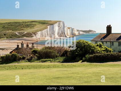 Les anciens chalets de la Garde côtière et les falaises de craie Seven Sisters juste à l'extérieur d'Eastbourne, Sussex, Angleterre, Royaume-Uni. Banque D'Images