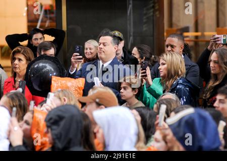 New York, États-Unis. 19th mai 2022. Hoda Kotb, Carson Daly et Savannah Guthrie sont vus dans la série de concerts d'été « aujourd'hui » au Rockefeller Center à New York. Crédit : SOPA Images Limited/Alamy Live News Banque D'Images