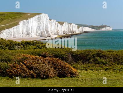 Les anciens chalets de la Garde côtière et les falaises de craie Seven Sisters juste à l'extérieur d'Eastbourne, Sussex, Angleterre, Royaume-Uni. Banque D'Images