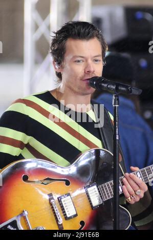 New York, États-Unis. 19th mai 2022. Harry Styles se produit dans le cadre de la série de concerts d'été « aujourd'hui » au Rockefeller Center de New York. Crédit : SOPA Images Limited/Alamy Live News Banque D'Images