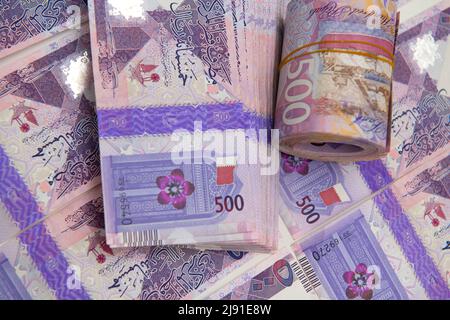 Devise du Qatar Newley a lancé des billets de banque. Riyal Qatari Notes 500 sur fond isolé. Concept commercial et financier Banque D'Images