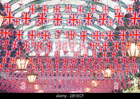 Londres, Royaume-Uni. 19th mai 2022. Des milliers de drapeaux de l'Union Jack pendent sur le marché de Covent Garden pour le Jubilé de platine de la Reine, marquant ainsi le 70th anniversaire de l'accession de la Reine au trône. Credit: Vuk Valcic/Alamy Live News Banque D'Images