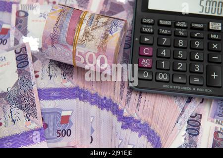 Devise du Qatar Newley a lancé des billets de banque. Riyal Qatari Notes 500 sur fond isolé. Concept commercial et financier Banque D'Images