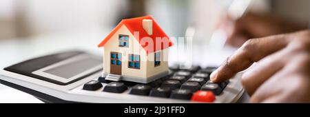 African American Man Doing House fiscalité and Cash sale Banque D'Images