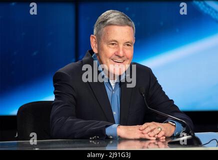 Cape Canaveral, États-Unis d'Amérique. 18 mai 2022. Bob Cabana, administrateur associé de la NASA, répond à une question lors d'une conférence de presse avant le lancement de la fusée Atlas V United Launch Alliance transportant le vaisseau spatial Boeing CST-100 Starliner à bord du Kennedy Space Center, le 18 mai 2022 à Cape Canaveral, en Floride. L'essai orbital Flight Test-2 sera le deuxième essai en vol non-crewed et sera amarré à la Station spatiale internationale et devrait se lever le 19th mai. Credit: Joel Kowsky/NASA/Alamy Live News Banque D'Images