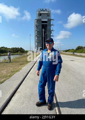 Cape Canaveral, États-Unis d'Amérique. 19 mai 2022. Barry, astronaute de la NASA, « Butch » Wilmore, pose sur la rampe de lancement avant le lancement de la fusée Atlas V de l'United Launch Alliance transportant le Boeing CST-100 Starliner à bord du Kennedy Space Center, le 18 mai 2022 à Cape Canaveral, en Floride. L'essai orbital Flight Test-2 sera le deuxième essai en vol non-crewed et sera amarré à la Station spatiale internationale et devrait se lever le 19th mai. Credit: Joel Kowsky/NASA/Alamy Live News Banque D'Images