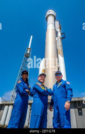 Cape Canaveral, États-Unis d'Amérique. 18 mai 2022. Les astronautes de la NASA Sunita Williams, Mike Fincke et Barry « Butch » Wilmore posent avec la fusée Atlas V de l'United Launch Alliance transportant le Boeing CST-100 Starliner au Kennedy Space Center, le 18 mai 2022 à Cape Canaveral, en Floride. L'essai orbital Flight Test-2 sera le deuxième essai en vol non-crewed et sera amarré à la Station spatiale internationale et devrait se lever le 19th mai. Credit: Joel Kowsky/NASA/Alamy Live News Banque D'Images