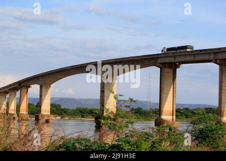 Ibotirama, bahia, brésil - 18 mai 2022 : pont au-dessus du lit de Sao Francisco dans la ville d'Ibotirama, dans l'ouest de Bahia. Banque D'Images