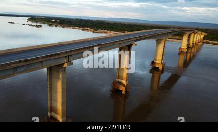 Ibotirama, bahia, brésil - 18 mai 2022 : pont au-dessus du lit de Sao Francisco dans la ville d'Ibotirama, dans l'ouest de Bahia. Banque D'Images