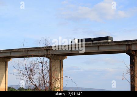 Ibotirama, bahia, brésil - 18 mai 2022 : pont au-dessus du lit de Sao Francisco dans la ville d'Ibotirama, dans l'ouest de Bahia. Banque D'Images