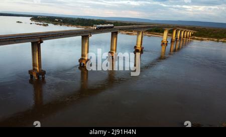 Ibotirama, bahia, brésil - 18 mai 2022 : pont au-dessus du lit de Sao Francisco dans la ville d'Ibotirama, dans l'ouest de Bahia. Banque D'Images