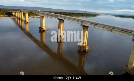 Ibotirama, bahia, brésil - 18 mai 2022 : pont au-dessus du lit de Sao Francisco dans la ville d'Ibotirama, dans l'ouest de Bahia. Banque D'Images