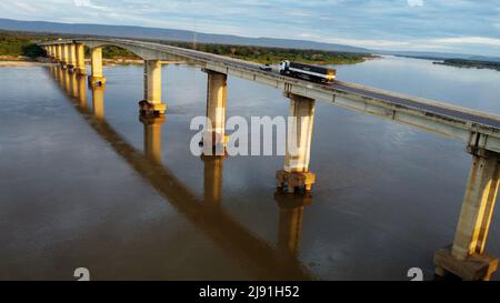 Ibotirama, bahia, brésil - 18 mai 2022 : pont au-dessus du lit de Sao Francisco dans la ville d'Ibotirama, dans l'ouest de Bahia. Banque D'Images