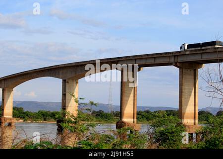 Ibotirama, bahia, brésil - 18 mai 2022 : pont au-dessus du lit de Sao Francisco dans la ville d'Ibotirama, dans l'ouest de Bahia. Banque D'Images