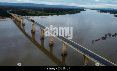 Ibotirama, bahia, brésil - 18 mai 2022 : pont au-dessus du lit de Sao Francisco dans la ville d'Ibotirama, dans l'ouest de Bahia. Banque D'Images