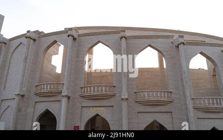 Katara, Qatar - Mai 15,2022 : extérieur de l'amphithéâtre dans le village culturel de katara en début de matinée. Banque D'Images