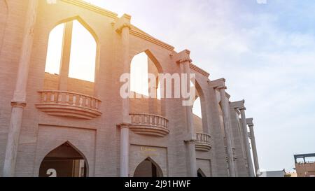 Katara, Qatar - Mai 15,2022 : extérieur de l'amphithéâtre dans le village culturel de katara en début de matinée. Banque D'Images