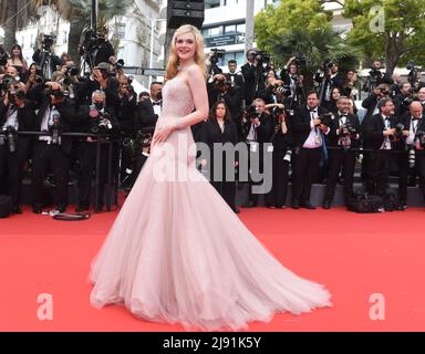 Cannes, France. 19th mai 2022. L'actrice américaine elle Fanning assiste à la première de Top Gun: Maverick au Palais des Festivals au Festival de Cannes 75th, en France, le mercredi 18 mai 2022. Photo de Rune Hellestad/ Credit: UPI/Alay Live News Banque D'Images