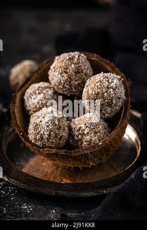 photo de la vie de bonbons sains, faits maison, délicieux. Boulettes de noix de coco savoureuses sans lactose et sans sucre avec des ingrédients sains Banque D'Images