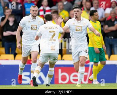 James Wilson de Port Vale (à gauche) célèbre le premier but du match de son côté lors de la demi-finale de la Sky Bet League, deuxième match de la jambe à Vale Park, Stoke-on-Trent. Date de la photo: Jeudi 19 mai 2022. Banque D'Images