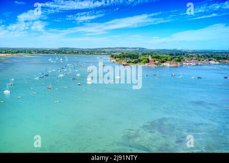 Bosham une destination de voile populaire dans West Sussex, Angleterre avec des bateaux à voile ancrés dans l'estuaire pittoresque, photo aérienne. Banque D'Images