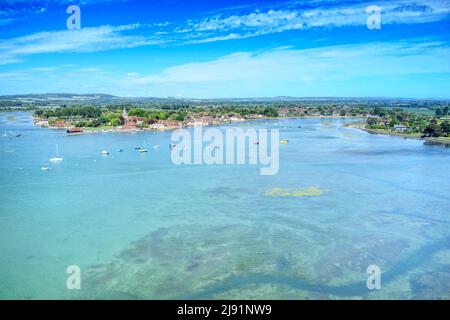 Bosham une destination de voile populaire dans West Sussex, Angleterre avec des bateaux à voile ancrés dans l'estuaire pittoresque, vue aérienne. Banque D'Images