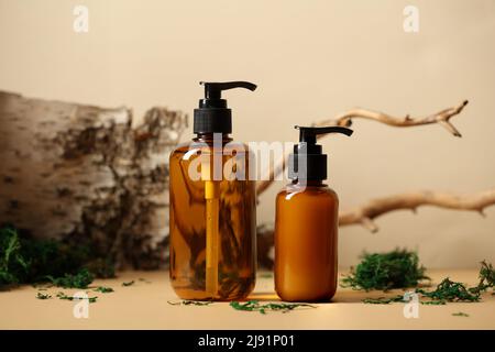 SPA cosmétiques naturels bio design d'emballage. Jeu de flacons à pompe en verre ambré. Branche d'arbre, écorce de bouleau et mousse sur fond. Banque D'Images