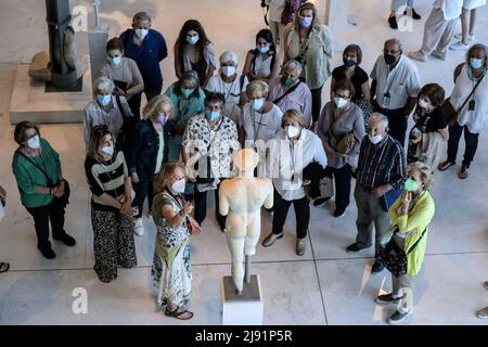 Les touristes et les habitants visitent le musée de l'Acropole d'Athènes et bénéficient d'une entrée gratuite dans le cadre des célébrations de la Journée internationale des musées. Banque D'Images