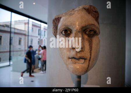 Les touristes et les habitants visitent le musée de l'Acropole d'Athènes et bénéficient d'une entrée gratuite dans le cadre des célébrations de la Journée internationale des musées. Banque D'Images