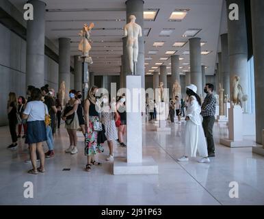 Les touristes et les habitants visitent le musée de l'Acropole d'Athènes et bénéficient d'une entrée gratuite dans le cadre des célébrations de la Journée internationale des musées. Banque D'Images