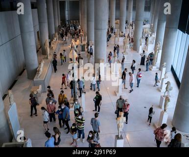 Les touristes et les habitants visitent le musée de l'Acropole d'Athènes et bénéficient d'une entrée gratuite dans le cadre des célébrations de la Journée internationale des musées. Banque D'Images