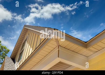 Bardeaux de toit en haut de la nouvelle maison en chantier Banque D'Images