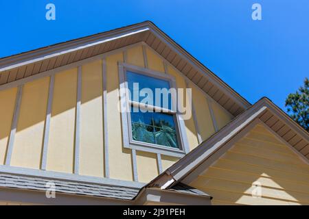 Toit nouvellement installé avec bardeaux d'asphalte avec tuiles de bitume sur le toit sur la nouvelle maison Banque D'Images