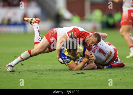 Warrington, Royaume-Uni. 19th mai 2022. Stefan Ratchford #1 de Warrington Wolves est attaqué par Jack Welsby #1 de St Helens et Joe Batchelor #12 de St Helens à Warrington, Royaume-Uni, le 5/19/2022. (Photo de Mark Cosgrove/News Images/Sipa USA) crédit: SIPA USA/Alay Live News Banque D'Images