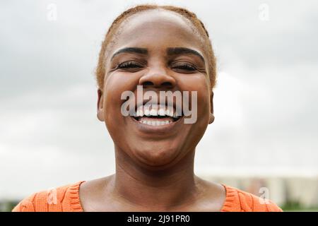 Curvy africaine jeune femme souriante femme - Focus sur les yeux Banque D'Images